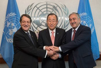Secretary-General Ban Ki-moon (centre) meets with Nicos Anastasiades (left), President of the Republic of Cyprus, and Mustafa Akinci, Leader of the Turkish Cypriot Community.