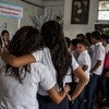 Un grupo de adolescentes participa en un taller de salud sexual y reproductiva en una escuela de San Antonio Las Vegas, una comunidad vulnerable ubicada a las afueras de la capital salvadoreña. 