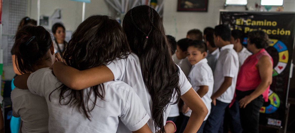 Un grupo de adolescentes participa en un taller de salud sexual y reproductiva en una escuela de San Antonio Las Vegas, una comunidad vulnerable ubicada a las afueras de la capital salvadoreña. Foto: UNICEF/Adriana Zehbrauskas