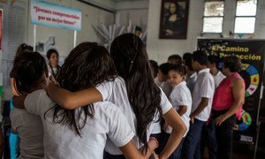 Des étudiants suivent un atelier sur la santé sexuelle et reproductive proposé par la Croix rouge dans une école primaire à San Antonio Las Vegas, une communauté à risque situé en banlieue de San Salvador, la capitale du El Salvador.