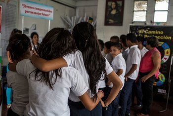 Un grupo de adolescentes participa en un taller de salud sexual y reproductiva en una escuela de San Antonio Las Vegas, una comunidad vulnerable ubicada a las afueras de la capital salvadoreña.