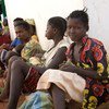 Des femmes et des enfants devant un centre de santé à Kaga Bandoro, dans le nord de la République centrafricaine. Photo UNICEF/Ronald de Hommel