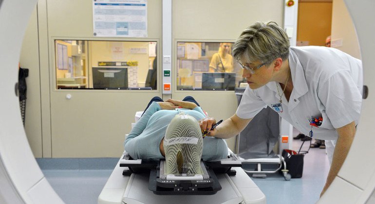 Un paciente listo par recibir una sesión de radioterapia. Foto: OIEA