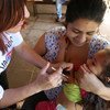 Una niña recibe la vacuna contra el sarampión en Paraguay. 