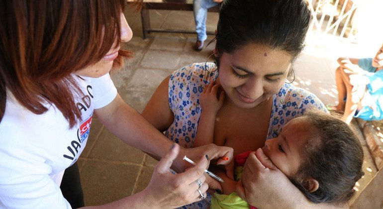 Una niña recibe la vacuna contra el sarampión en Paraguay. Foto: OMS/OPS
