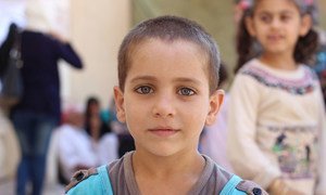 Dans la partie ouest de la ville syrienne d'Alep, un enfant déplacé du quartier Hamadaniyah hébergé au centre Al-Shafii, une mosquée convertie en centre d'accueil.