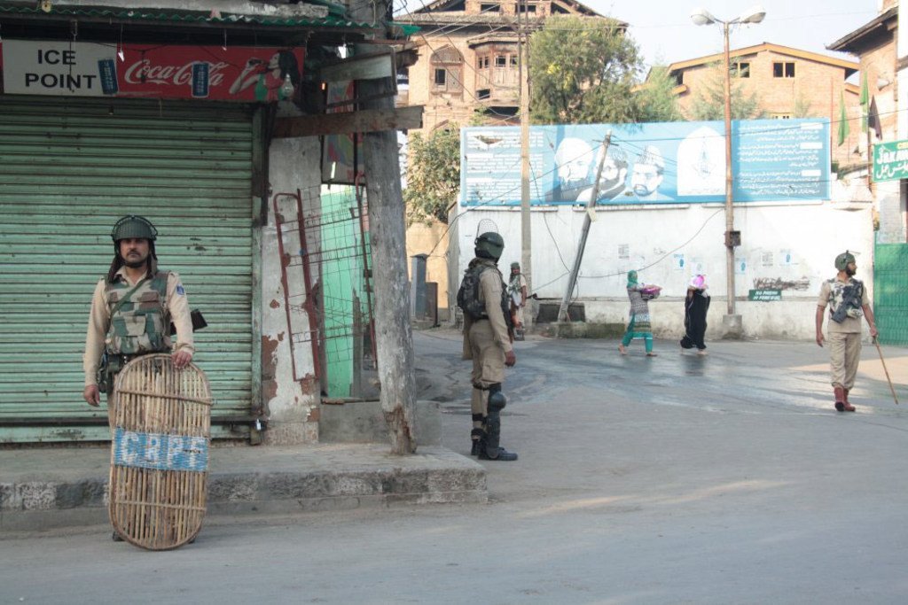 Des femmes passent près de forces de sécurité indiennes à Srinagar, la capitale d'été de l'Etat indien de Jammu-et-Cachemire.