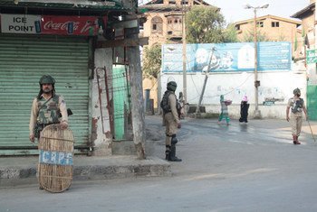 श्रीनगर में तैनात सुरक्षाकर्मी (फ़ाइल). 