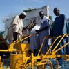 Des agriculteurs de Kaffrine, au Sénégal, inspectent des machines agricoles. 