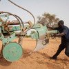Un travailleur ajuste un attelage de tracteur à Djibo, au Burkina Faso. Des pièces de rechange doivent être disponibles pour les tracteurs.