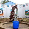 Parce que les femmes en RDC sont menacées de viol quand elles marchent de longue distance pour chercher de l'eau, l'OIM a construit des pompes près de postes de police. Photo OIM