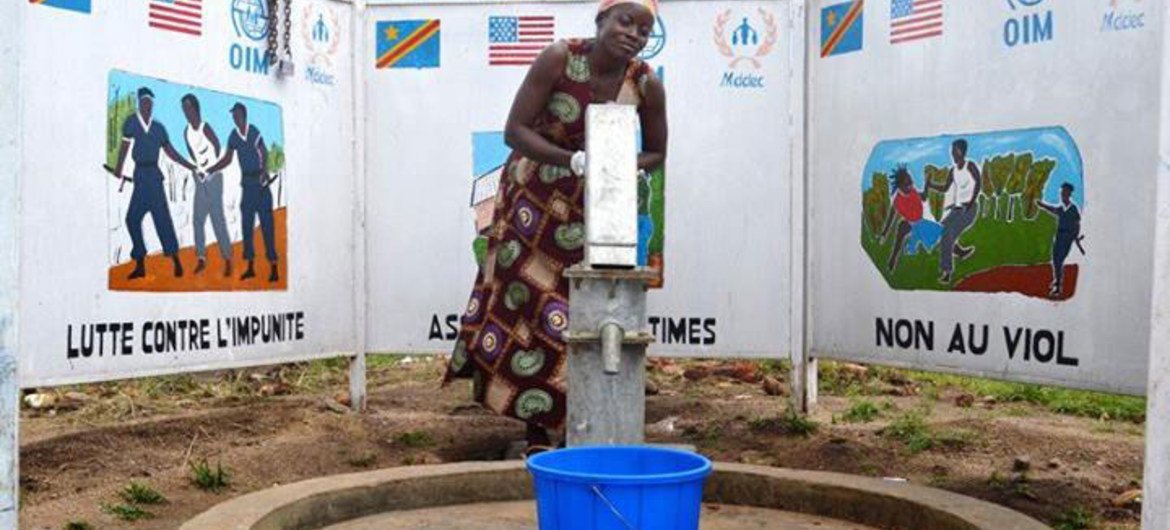 Parce que les femmes en RDC sont menacées de viol quand elles marchent de longue distance pour chercher de l'eau, l'OIM a construit des pompes près de postes de police. Photo OIM