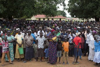 Тысячи  внутренне перемещенных лиц  собрались на территории одной  из церквей  в городе Йей в Южном Судане. Фото УВКБ