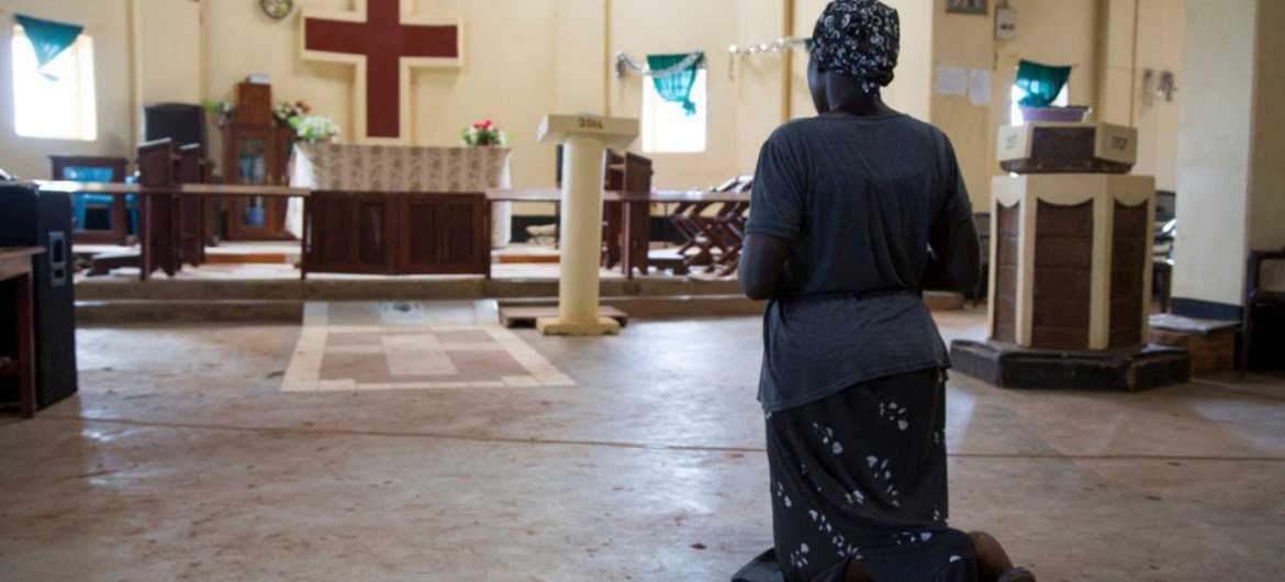 南苏丹一位妇女在耶伊城中的一个教堂进行祷告。难民署图片/Rocco Nuri