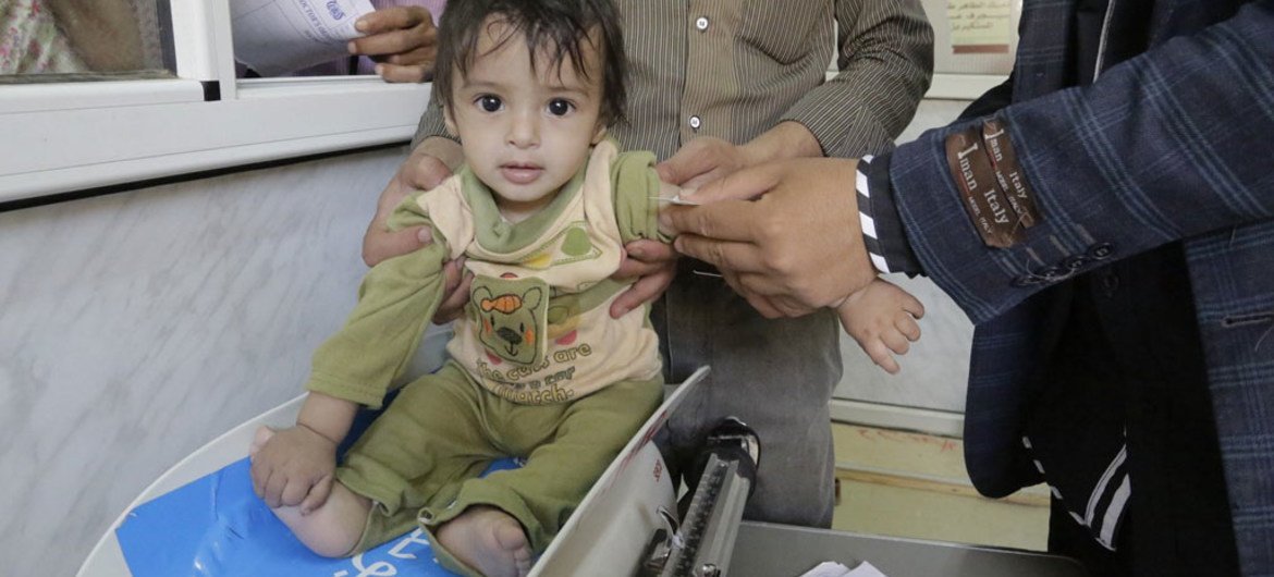 Una niña yemenita en una unidad móvil de servicios de salud y nutrición. Foto de archivo: UNICEF