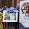 Develación de un sello conmemorativo del Día de la No Violencia. Foto: ONU/Evan Schneider