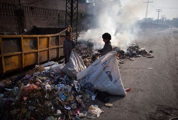 Des enfants collectent des ordures à Lahore, dans l'Etat du Punjab, au Pakistan. Photo UNICEF/Marta Ramoneda