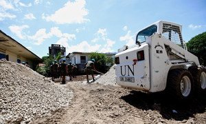 Une douzaine de soldats de la MINUSTAH préparent le sol pour deux nouveaux puits à proximité de l’hôpital et d’une école à Pilate, dans le nord d'Haïti. Photo MINUSTAH