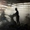 儿童在加纳的一个非正规黄金加工厂中劳作，他们正在处理非法开采的矿石。