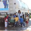 Представитель ЮНИСЕФ  в  Сирии с детьми во  время визита в западную часть  Алеппо.  Фото ЮНИСЕФ