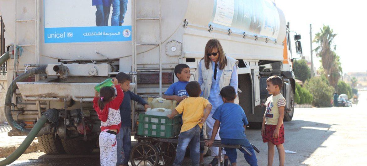 ممثلة اليونيسف هناء سنجر مع الأطفال أثناء زيارة إلى غرب حلب في 29 سبتمبر 2016 . المصدر: اليونيسف / خضر العيسى