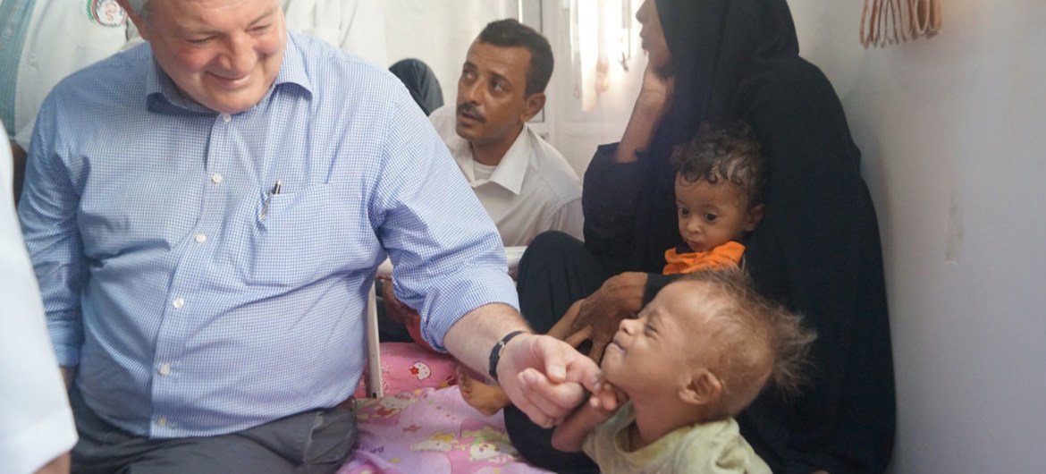 副秘书长奥布莱恩在也门一家医院看望儿童。图片：联合国人道事务协调厅