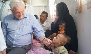 Stephen O’Brien, Under-Secretary-General for Humanitarian Affairs and Emergency Relief Coordinator (left), during a visit to Al Hudaydah hospital in Yemen.