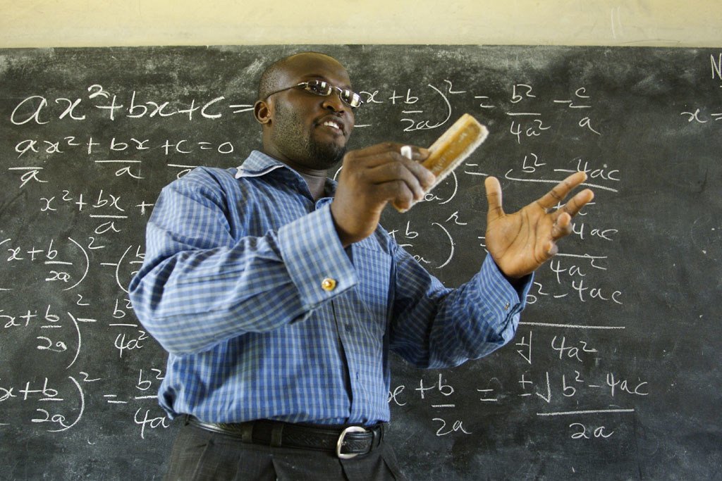 Un maestro enseña matemáticas en una escuela de Cape Coast, en Ghana. Foto de archivo: Jonathan Ernst/Banco Mundial