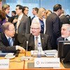 Ban Ki-moon (izquierda) con el comisionado europeo para Cooperación Internacional, Neven Mimica (al centro) y el jefe del Ejecutivo de Afganistán, Abdullah Abdullah. Foto: ONU/Rick Bajornas