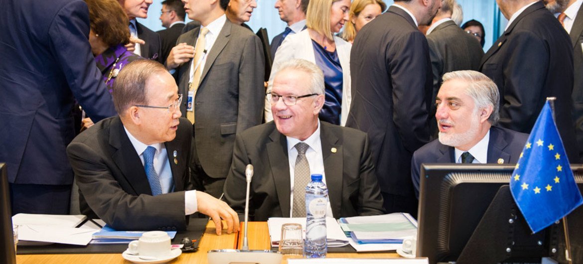 Ban Ki-moon (izquierda) con el comisionado europeo para Cooperación Internacional, Neven Mimica (al centro) y el jefe del Ejecutivo de Afganistán, Abdullah Abdullah. Foto: ONU/Rick Bajornas