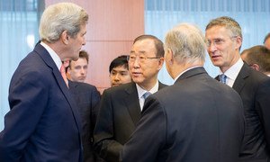 Le Secrétaire d'Etat américain John Kerry (à gauche), le Secrétaire général Ban Ki-moon et le Secrétaire général de l'OTAN, Jens Stoltenberg (à droite), lors d'une conférence sur l'Afghanistan à Bruxelles le 5 octobre 2016. Photo ONU/Rick Bajornas