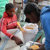 Des femmes à Amjampaly, Madagascar, collectent des denrées ainsi que de la nourriture prête à consommer.