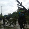 مشاة  بحرية  برازيليون مع بعثة الأمم المتحدة لتحقيق الاستقرار في هايتي، يقومون بتطهير الطريق إلى مدينة ليه كاييه، هايتي، في أعقاب إعصار ماثيو. المصدر: بعثة الأمم المتحدة