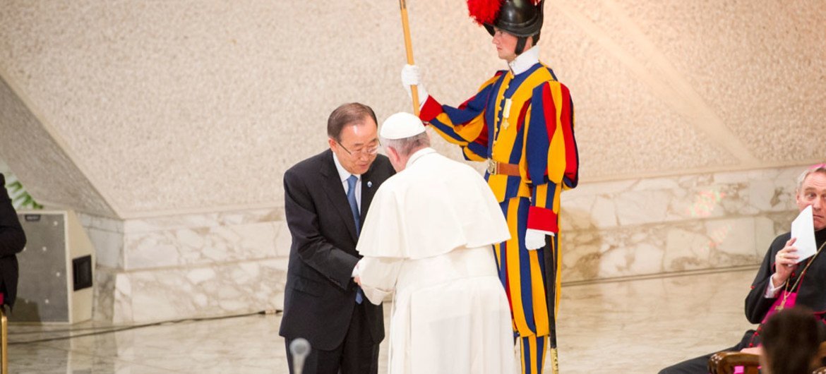 Le Secrétaire général de l'ONU, Ban Ki-moon, (gauche) avec le Pape François durant la cérémonie d'ouverture de la conférence du Vatican sur le “Sport au service de l'humanité”. Photo ONU/Rick Bajornas