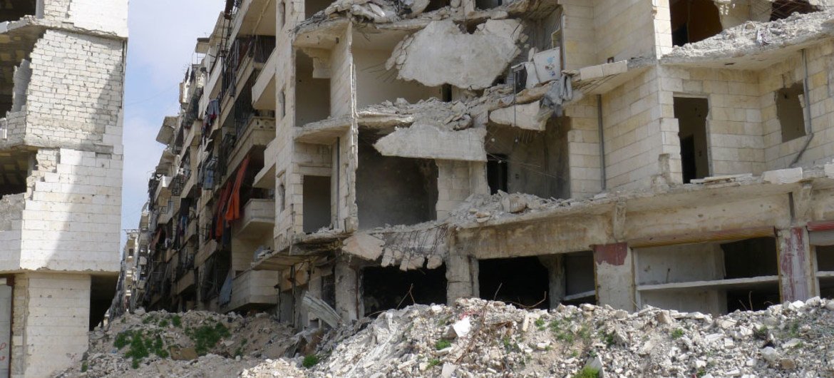 معظم السوريين  الباقيين في حلب يعيشون في هياكل مبان سكنية. المصدر: توم وستكوت / إيرين
