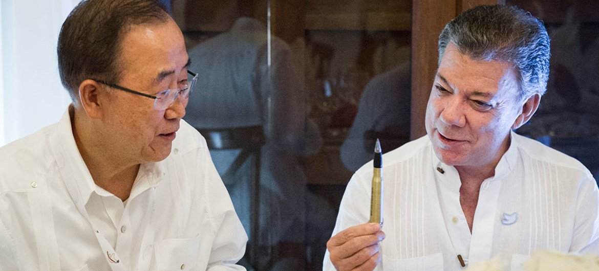 Ban Ki-moon y Juan Manuel Santos en Cartagena, Colombia, durante la firma del Acuerdo de Paz de octubre pasado. (Archivo) Foto: ONU/Rick Bajornas