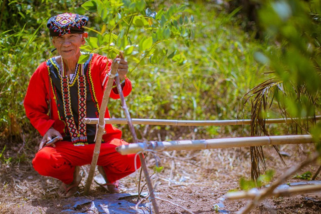 Datu Rico Pedecio, jefe de la tribu Manobo en Filipinas. Tras la devastación del tifón Haiyan, los Manobo reforestaron bosques y parques destruidos por las tormentas. Foto: FAO/Rommel Cabrera