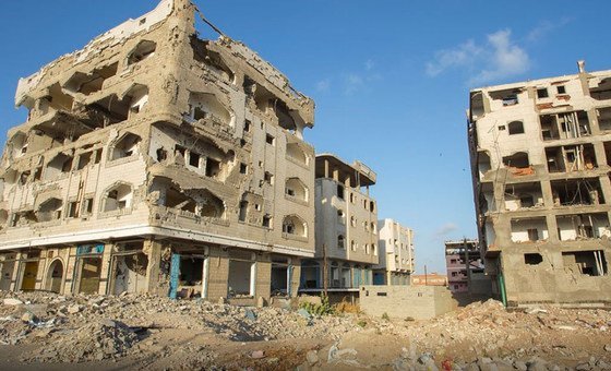 Edfícios bombardeados em Aden, no Iêmen