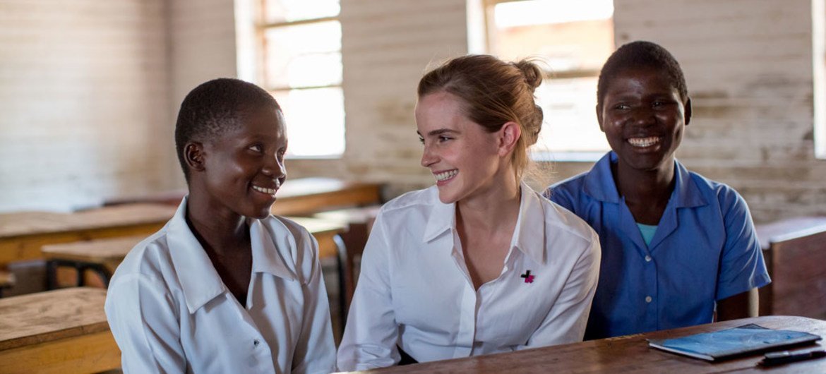 L’Ambassadrice de bonne volonté d’ONU-Femmes, Emma Watson (au centre) rencontre deux jeunes filles, Stella Kalilombe et Cecilia Banda, dont les mariages ont été annulés et qui sont retournées à l'école, au Malawi. Photo ONU Femmes/Karin Schermbrucker
