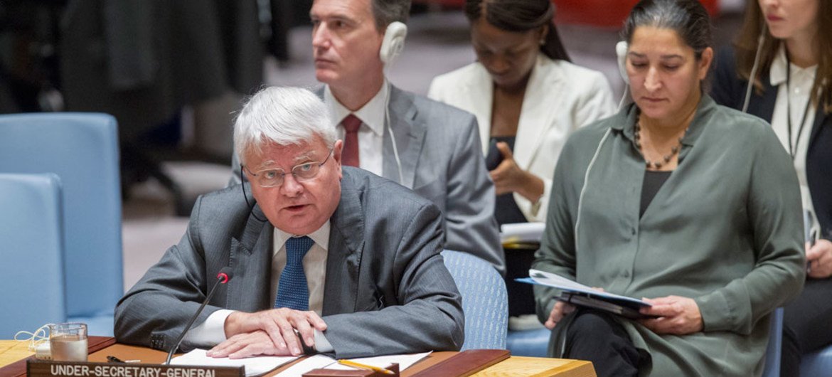 Hervé Ladsous, Under-Secretary-General for Peacekeeping Operations, briefs the Security Council on the situation in the Central African Republic.