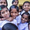 在印度的一所学校，女孩们正在课间休息。儿基会图片/Dhiraj Singh