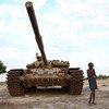 Дети играют  возле брошенного  танка в городе Лир, Южный Судан.  Фото  ООН