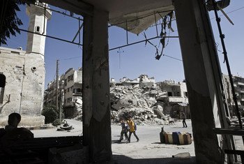 Menino passa por prédios destruídos na cidade de Maarat al-Numaan, em Idlib 