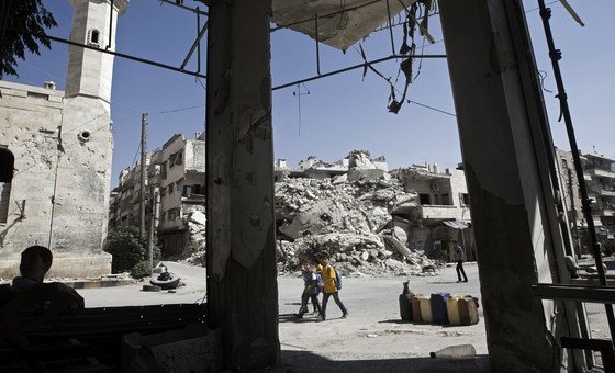 Menino passa por prédios destruídos na cidade de Maarat al-Numaan, em Idlib 