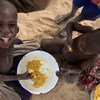 أطفال يتناولون الطعام في موقع للنازحين في تشاد. المصدر: مكتب تنسيق الشؤون الإنسانية / ايفو برانداو