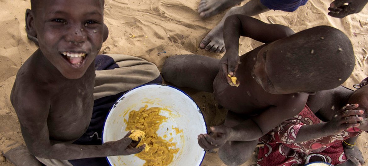 Children eating at the IDP site in Mellia, Chad.