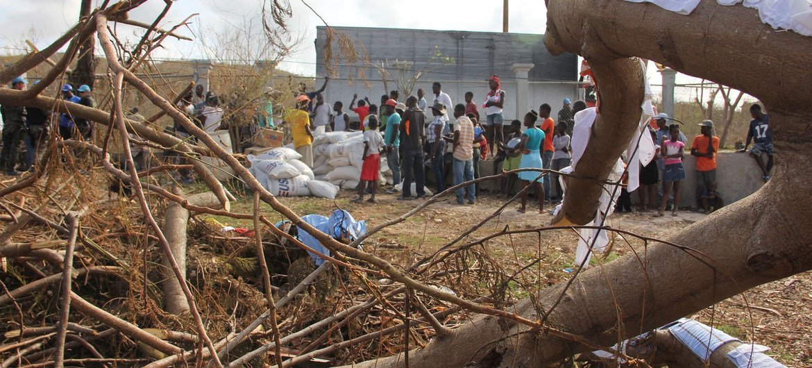 In the wake of Hurrican Matthew, Haitians are lining up near a food distribution center. WFP/Alexis Masciarelli