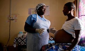 Una comadrona examina a una mujer embarazada en Sierra Leona. Foto: UNICEF/Kate Holt
