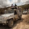 قوات حفظ  سلام  برازيلية من بعثة الأمم المتحدة في هايتي في دورية في مدينة جيريمي، التي تضررت بشدة من جراء إعصار ماثيو. المصدر: بعثة الأمم المتحدة / لوغان أباسي