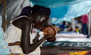 Au Soudan du Sud, une mère embrasse son bébé qui souffre de manultrition aigue sévère. Photo UNICEF/Sebastian Rich (archives)